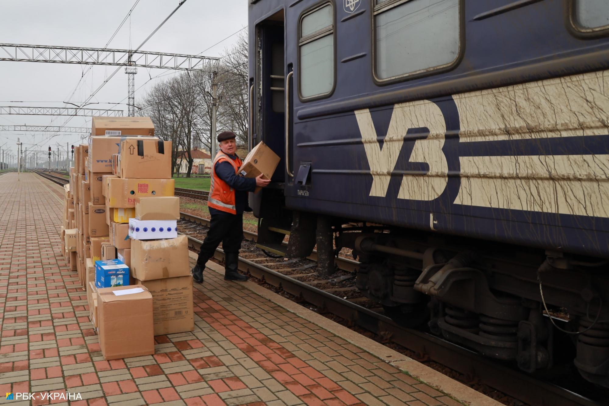 &quot;Будемо їхати, скільки зможе поїзд&quot;. Репортаж з евакуаційного рейсу на Донбас